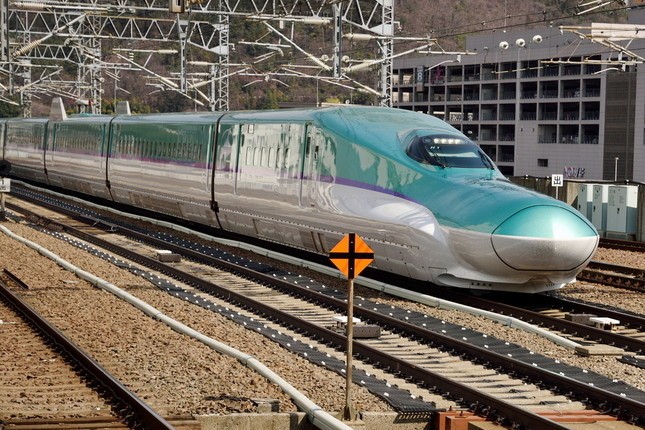 北海道で、列車が走る姿は見られなくなるのか・・・（写真は、北海道新幹線）