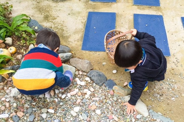 わが子の「コミュ力」心配な親たち　「1歳から友達づくり」必要なの？