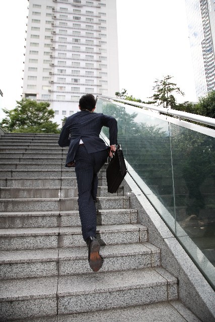 階段上り：日野原重明さんが実践した健康法　短時間でできて効果はジョギング並み