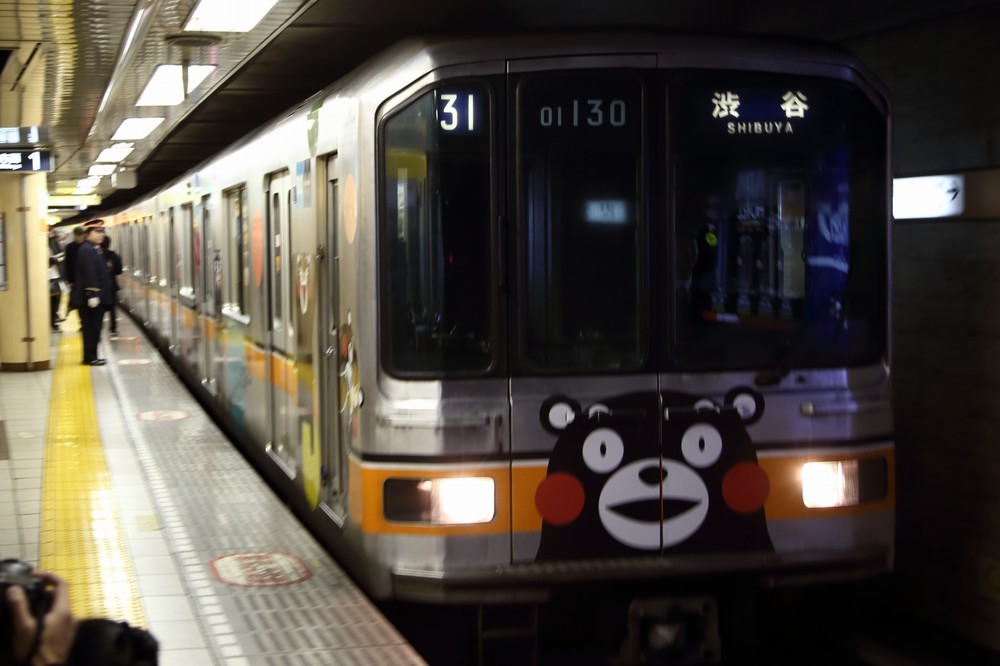 東京メトロ銀座線の「01系」の1編成が、くまモンのラッピング電車として活躍中だ
