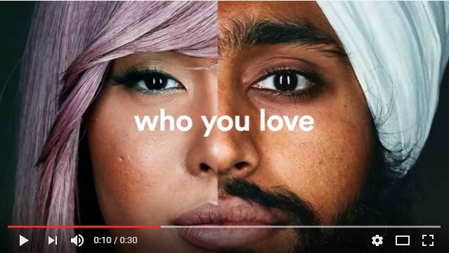 「エアビーアンドビー」のCMの一場面