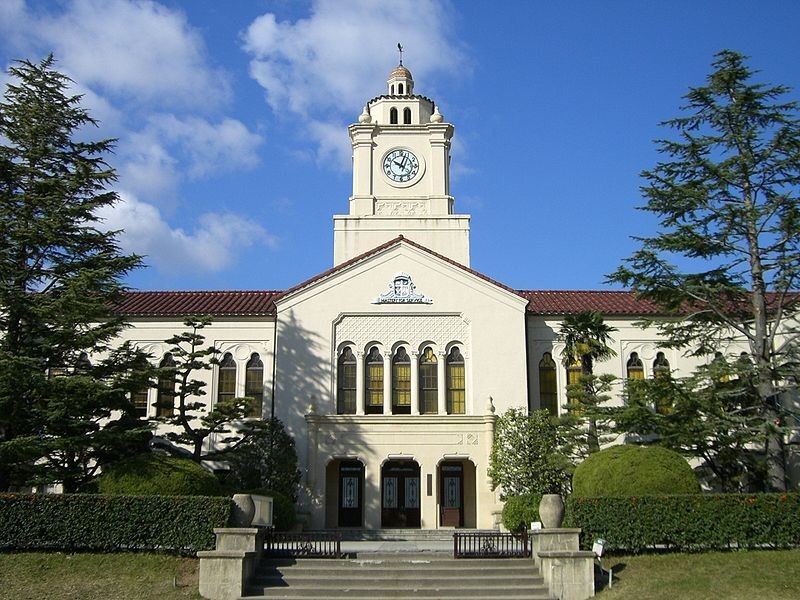 関学大上ヶ原キャンパスの時計台（Wikimedia Commonsより）