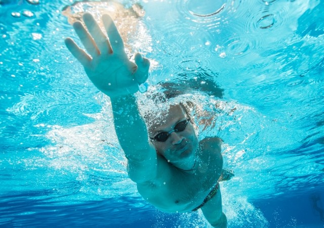 衝撃！プールでオシッコする人多すぎ　毒ガス成分でぜん息になる競泳選手