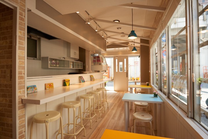 ビル1階スペースに17席を用意