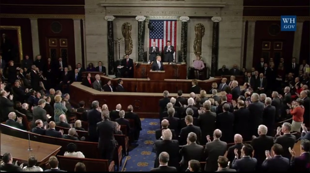 スタンディングオベーションをする議員はまばらだった（写真はホワイトハウスの動画から）