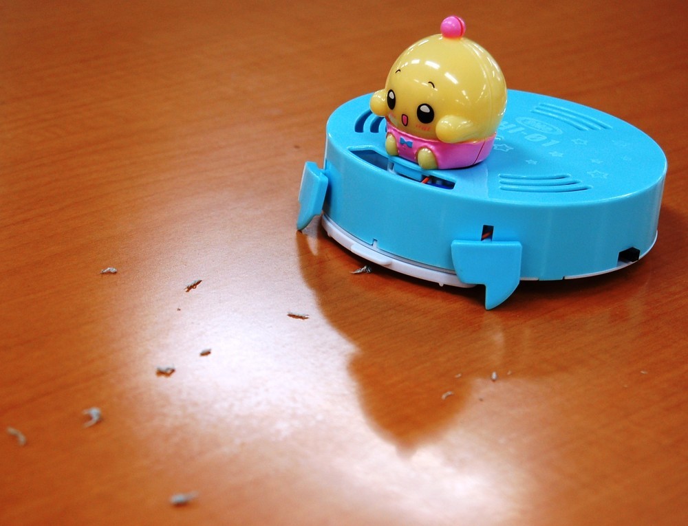 【画像】消しカスを吸引する「プリちぃおそうじロボ」
