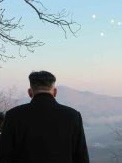 打ち上げられたミサイルを見上げる金正恩朝鮮労働党委員長（労働新聞ウェブサイトから）