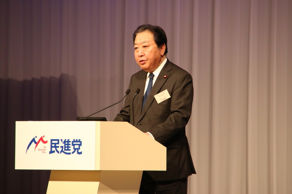 壇上で発言する野田佳彦幹事長