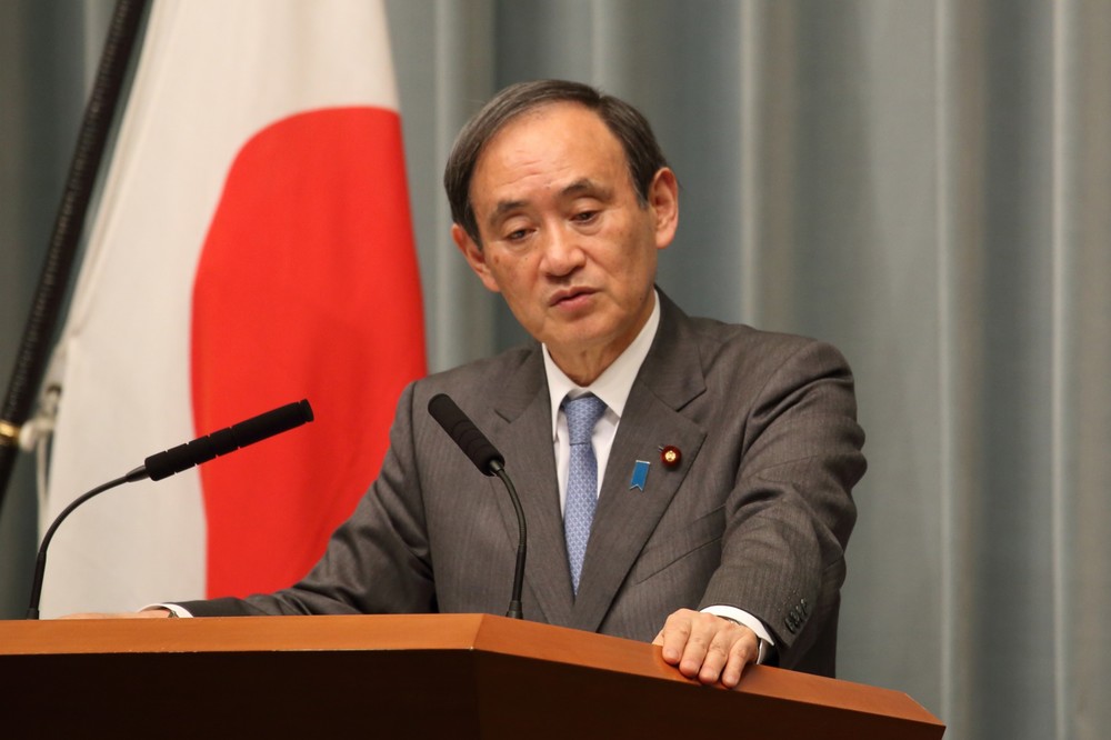 菅義偉官房長官は10万円のやり取りについても「あり得ない」と述べた（2017年3月17日撮影）