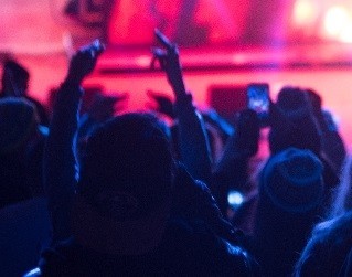 アイドルファン仲間の少女に次々わいせつ チケットをエサにしていた有名男の「悪行」