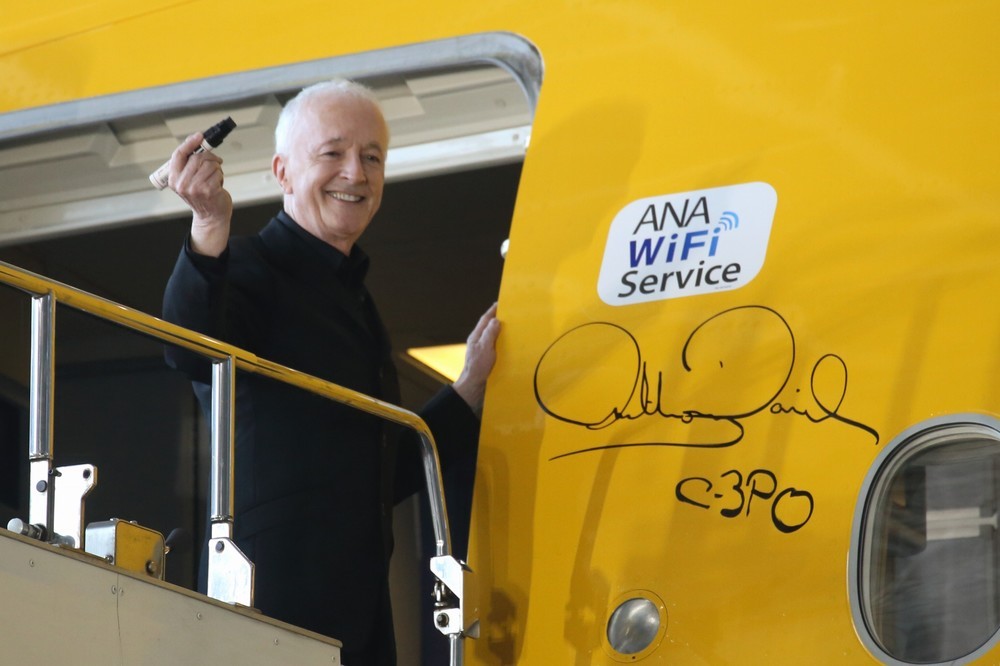 機体にサインするアンソニー・ダニエルズさん