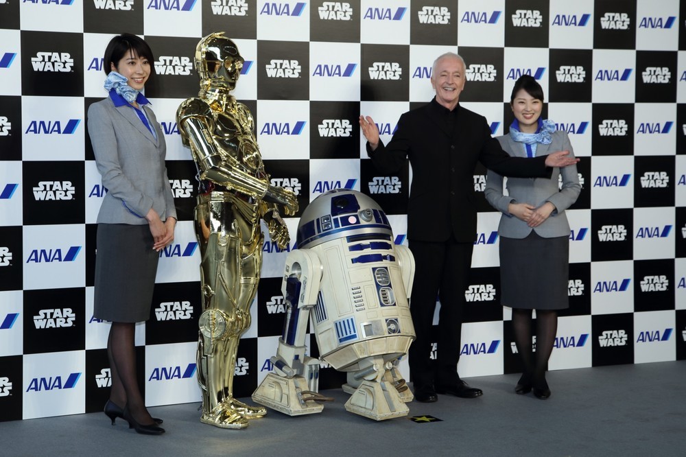 左から2番目がアンソニー・ダニエルズさんが演じた「C-3PO」、右から2番目がアンソニー・ダニエルズさん