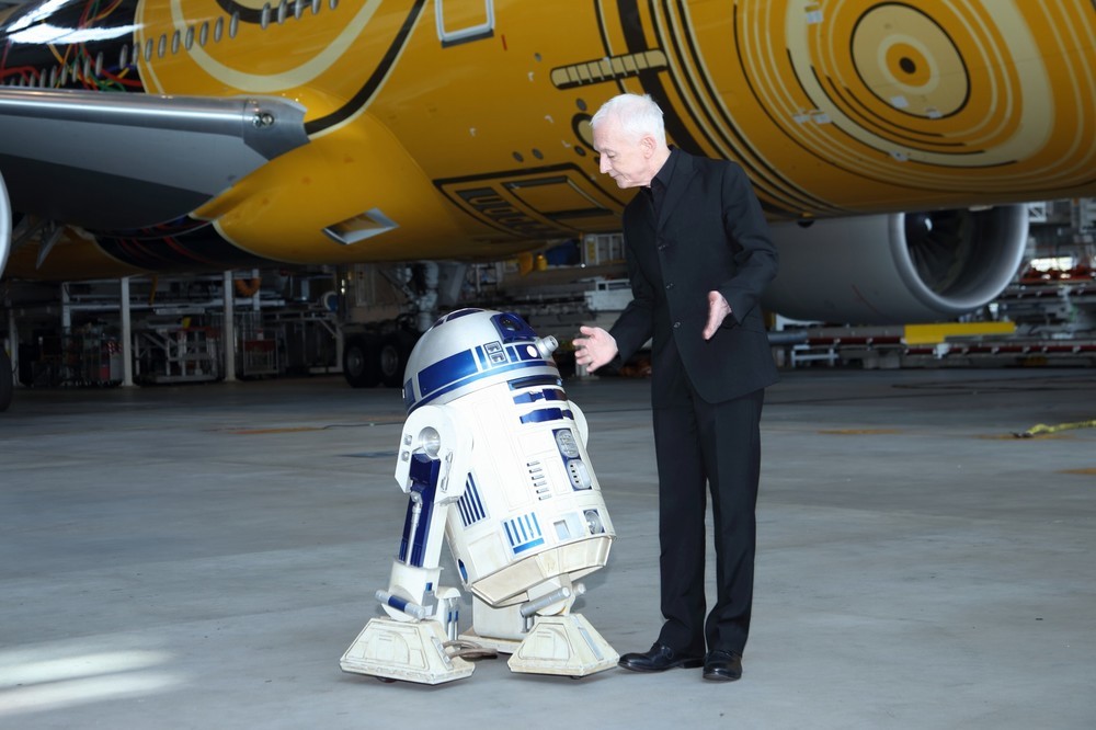 アンソニー・ダニエルズさんと「R2-D2」
