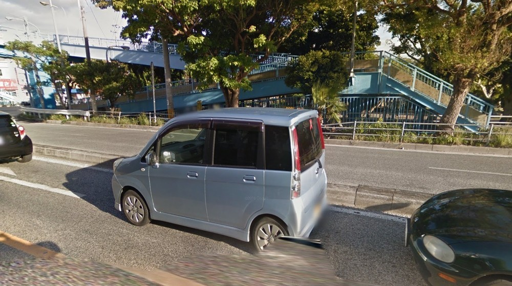 車が歩道橋を上っている！　81歳ドライバー、どんな運転を？