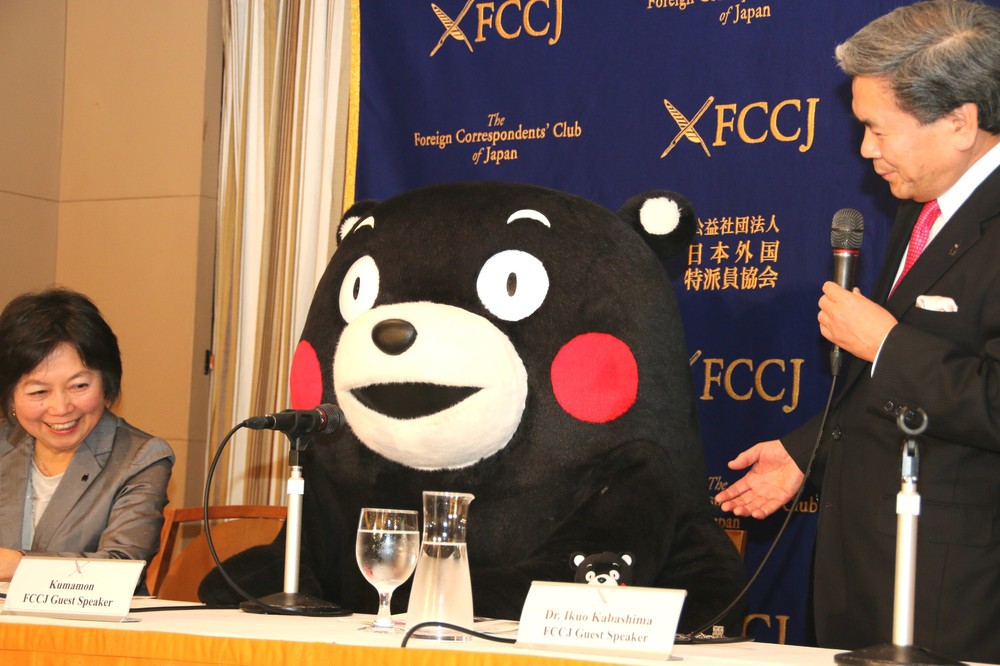 くまモン（中央）と蒲島知事（右）。名札には「Kumamon FCCJ Guest Speaker」とある（写真は2017年3月27日撮影）