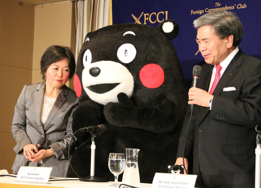 通訳（左）がくまモンに翻訳している（写真は2017年3月27日撮影）