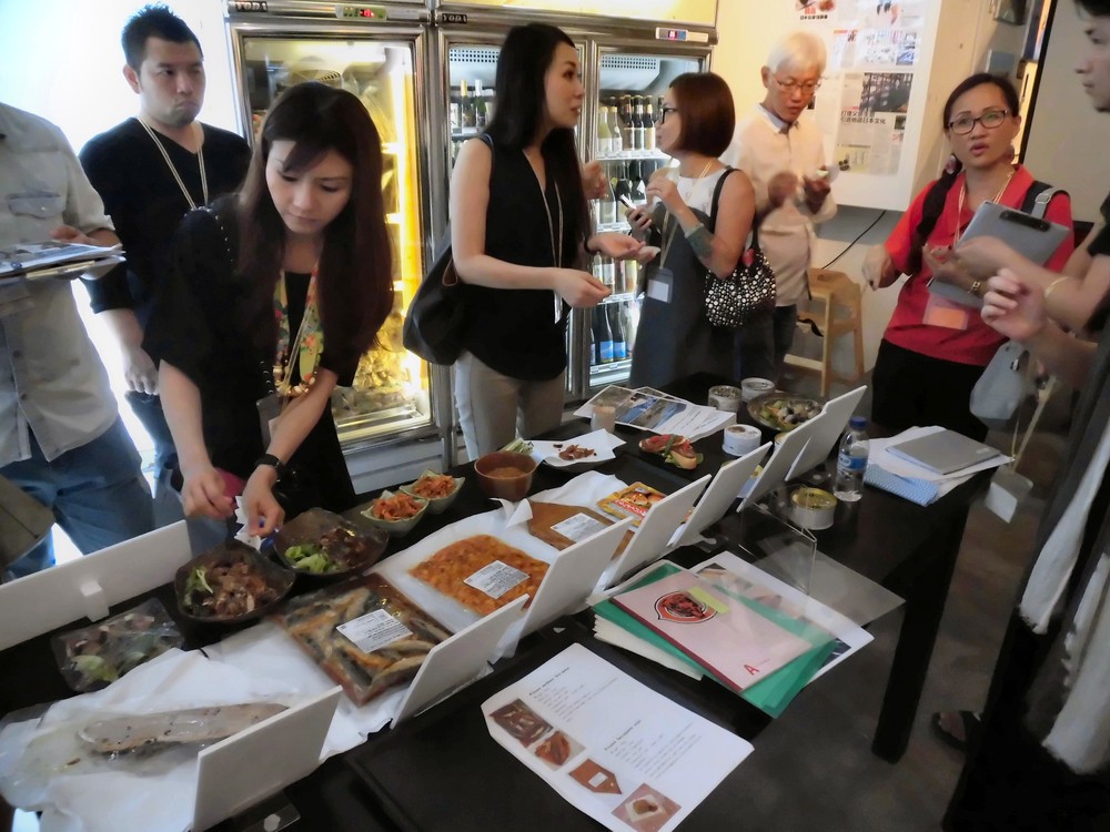 シンガポールで開かれたPRイベントで、気仙沼の水産加工品を使った料理を披露