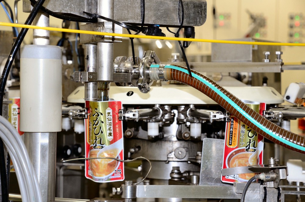 気仙沼ほていの工場では、フカヒレのレトルトパウチのスープを製造