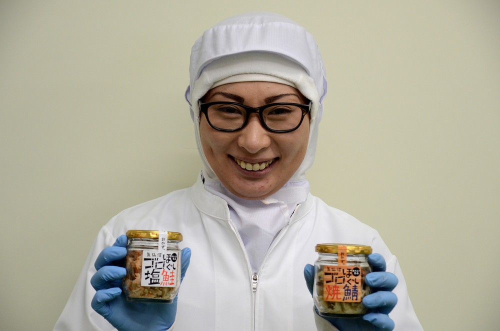 あかふさ食品のサケ、サバの瓶詰め商品は人気だ