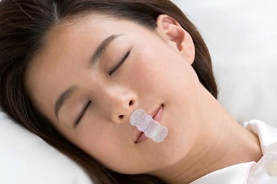 いびきと睡眠不足の防止は「鼻呼吸」　口にテープを貼る絆創膏型の新商品