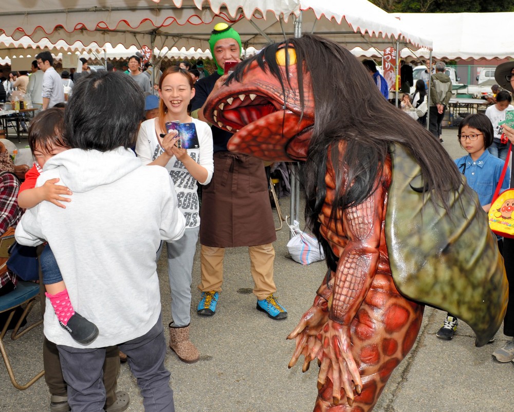 ガジロウの姿に子供が号泣（福崎町提供、17年4月8日撮影）