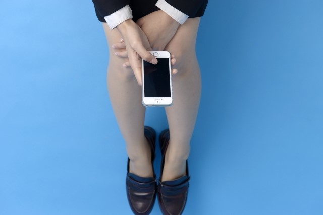 スマホ足の甲に乗せスカート内盗撮 「バレバレ」行為なのに意外と多い