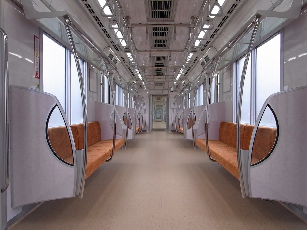 通常の銀座線1000系車両の内装（東京メトロ提供）