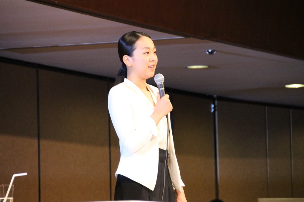 最後は立ち上がってあいさつ