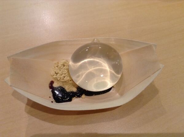 こちらは「水信玄餅」（提供：金精軒製菓）