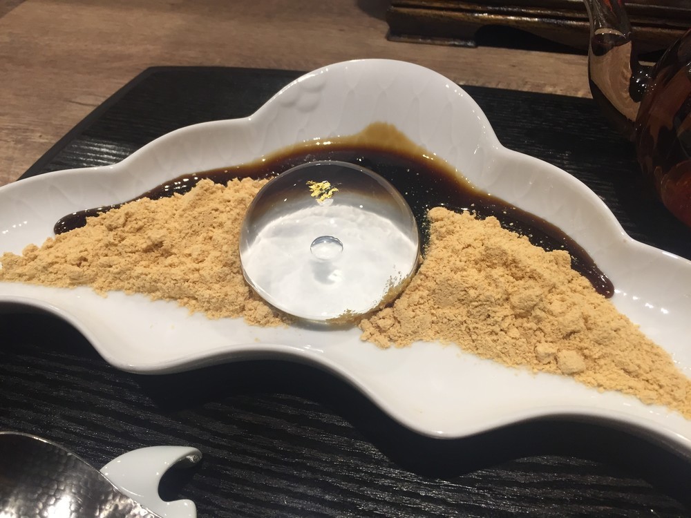 TV紹介の人気和菓子が「水信玄餅にソックリ」　意識したのか、店を直撃