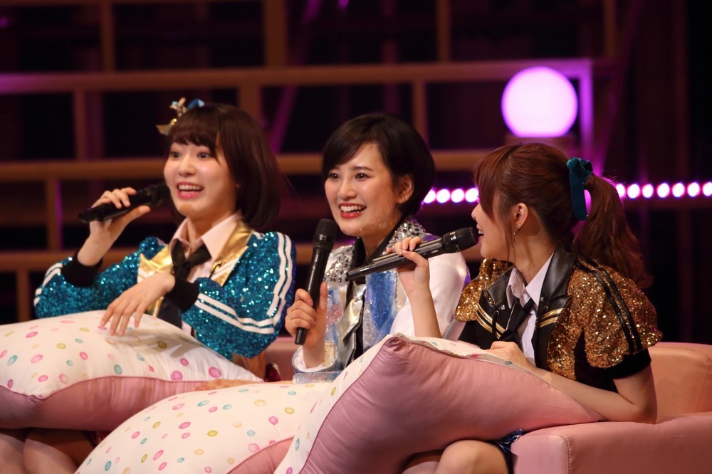 左から宮脇咲良さん、兒玉遥さん、指原莉乃さん