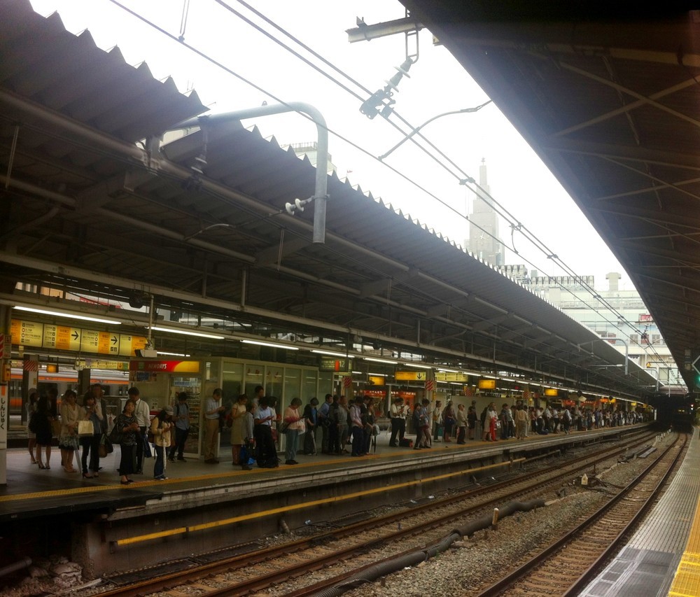 男はどこへ消えたのか…（写真はJR新宿駅ホーム。Wikimedia Commonsより）