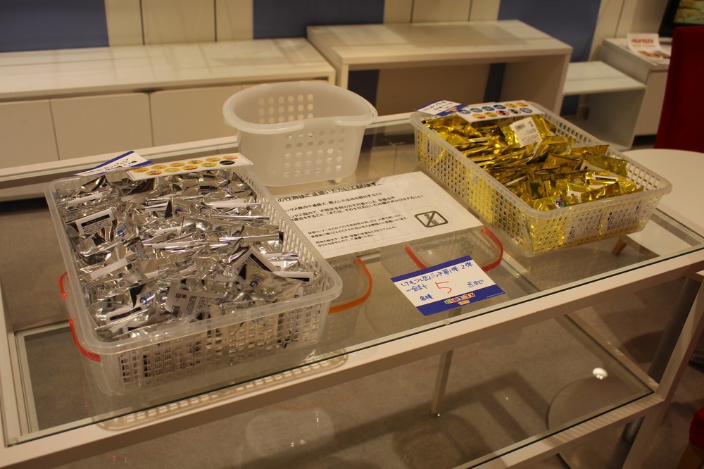 このとき店頭に並んでいたのは、この缶バッヂだけ