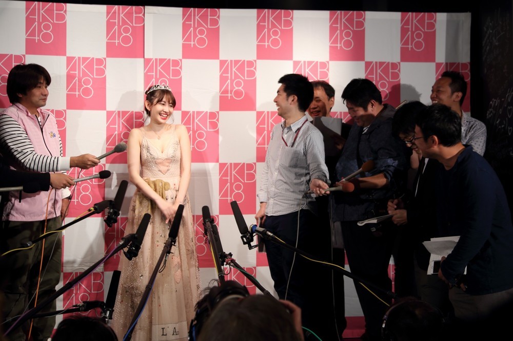 小嶋陽菜さんは、東京スポーツ記者（写真右）の質問に終始笑顔でツッコミを入れていた
