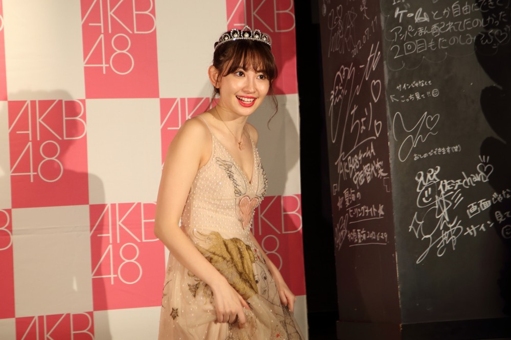 会見場を後にする小嶋陽菜さん
