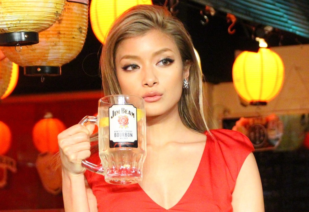 ローラ、赤網タイツで匂わせ投稿　「秘密プロジェクト」に憶測相次ぐ