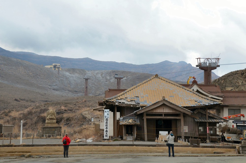 火口見学のためのロープウエーは運休中
