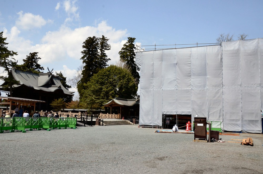 阿蘇神社の楼門はカバーがかけられ、現在再建が進められている
