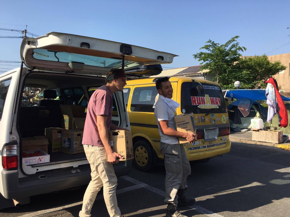 ディーンさんがボランティアチーム「INJM」に物資を届けた（photo by Aki Nagai、一部加工）