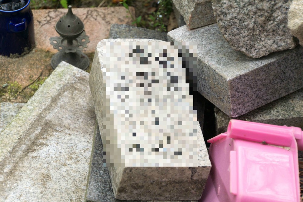 敷地内にはペットの墓が散乱していた（枚方つーしん提供）