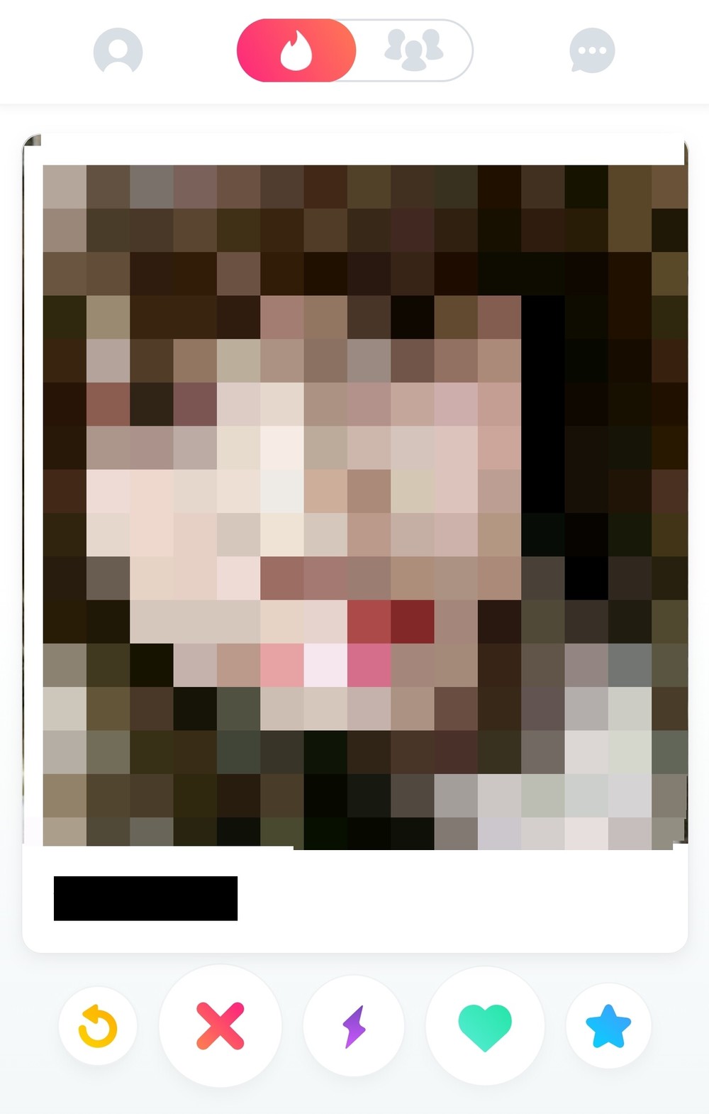 【画像】実際の利用画面／画像はマッチングアプリ「Tinder」より（黒塗り部分に名前・年齢が表示される）