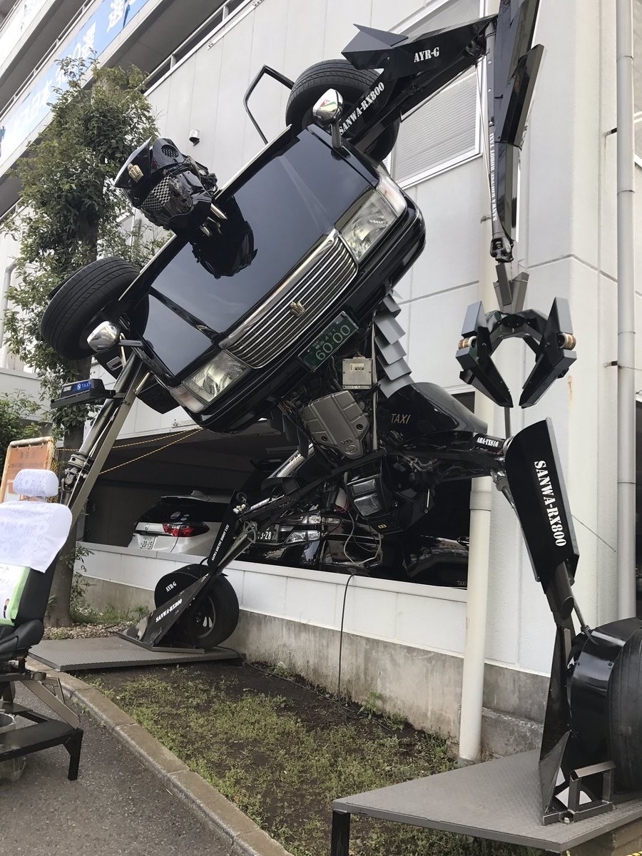 横浜にトランスフォーマー現る　タクシー会社の製作・展示に反響