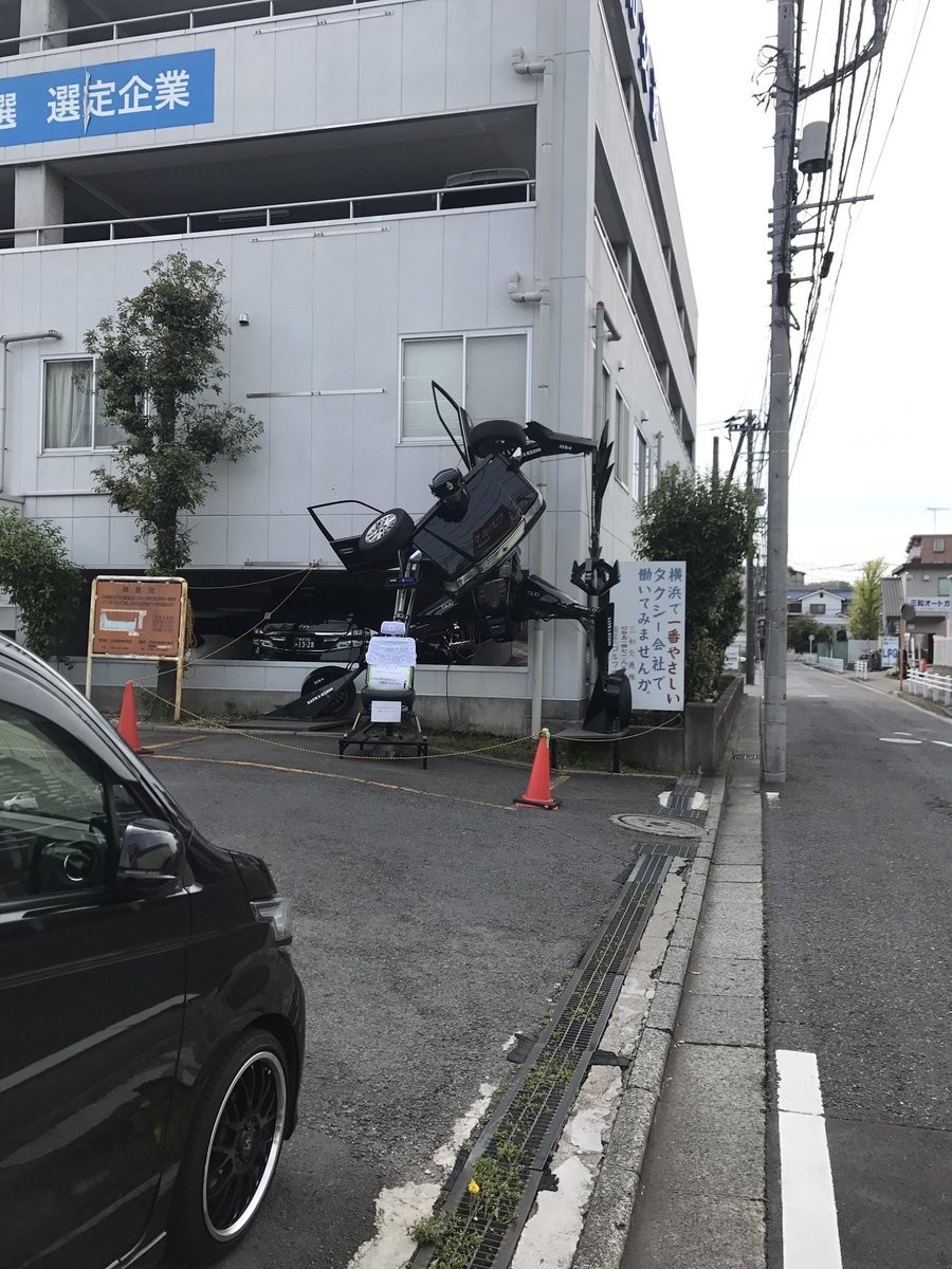 全高約4メートル。ビル2階の窓まで届く（写真提供：よちぢま‏（＠yotizima）さん）