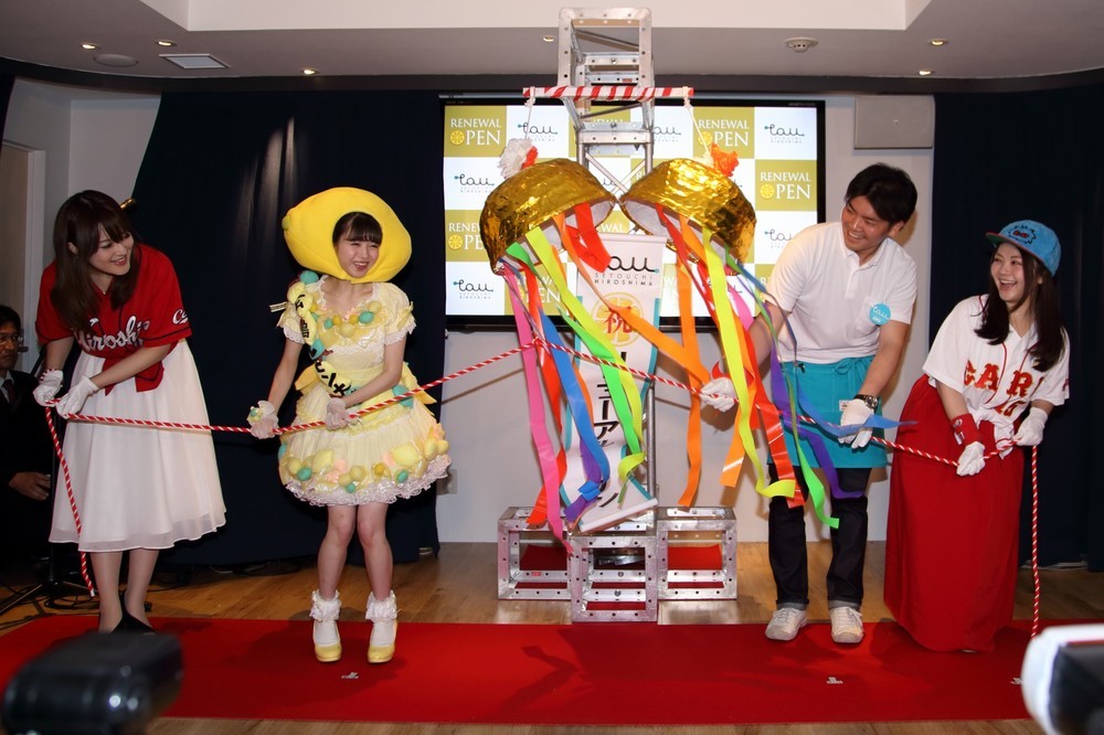 カープ女子らとくす玉を割ってリニューアルオープンを祝った
