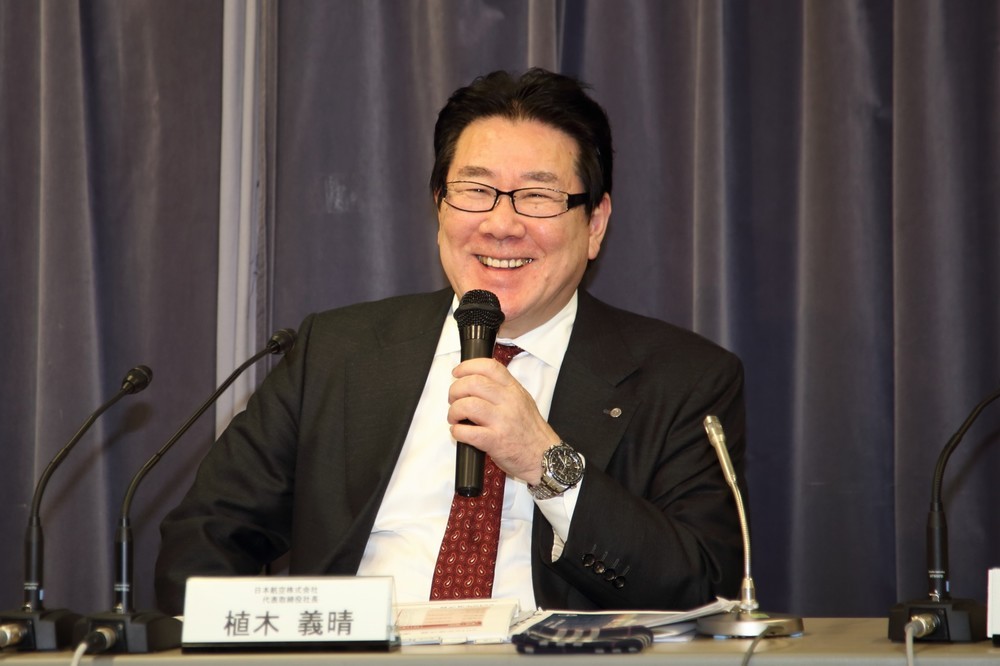 記者会見で笑顔を見せる日本航空（JAL）の植木義晴社長
