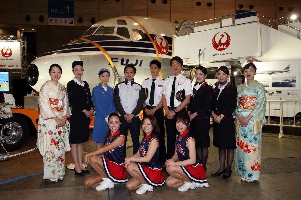 FUJI号が羽田空港の外で展示されるのは初めて。就航時の制服や着物に身を包んだ客室乗務員（CA）が来場者を出迎える