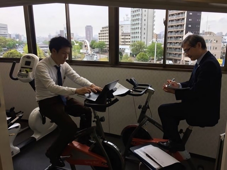 日本初、オフィス兼用フィットネスクラブ　エアロバイクまたがり会議　