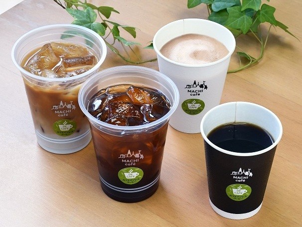 （左から）「カフェインレスアイスカフェラテ」「カフェインレスアイスコーヒー」「カフェインレスカフェラテ」「カフェインレスコーヒー」