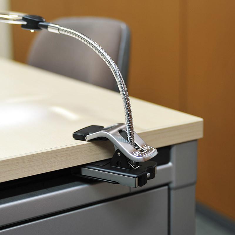 クリップでデスク天板に挟んで固定も