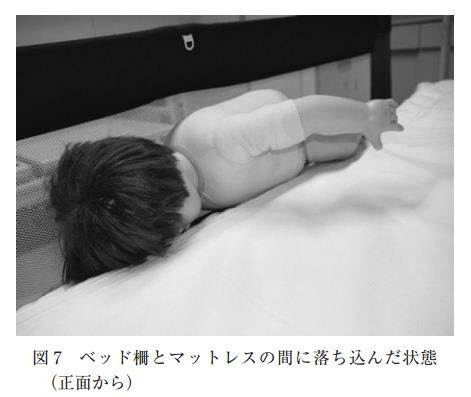 事故と同じベッドガードと、男児がベッドガードのすき間にはさまった状態を人形で再現（写真提供：日本小児科学会こどもの生活環境改善員会）